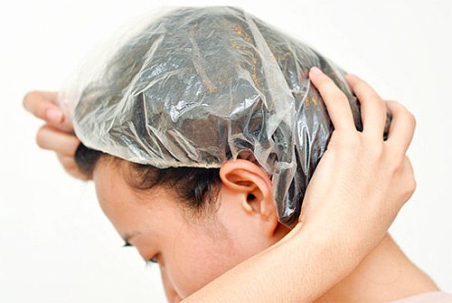 После обработки чемеричной водой укутайте волосы пакетом